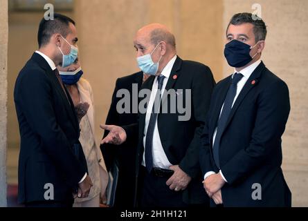 Roma, Italia. 18 Ott 2021. Roma 18/10/2021 il primo Ministro Mario Draghi riceve il primo Ministro francese Jean Castex a Palazzo Chigi nella foto: Il Ministro degli Esteri Luigi di Maio con il suo omologo francese Jean Yves le Drian e il Ministro degli interni francese Gerald Darmanin Credit: Independent Photo Agency/Alamy Live News Foto Stock