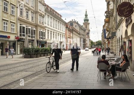 Graz, Austria. Agosto 2020. Alcuni giovani si incontrano in via Herrengasse nel centro della città Foto Stock