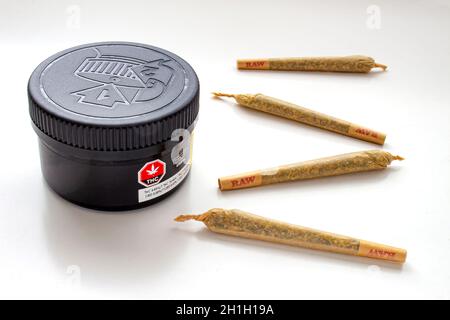 Calgary, Alberta, Canada. 19 agosto 2020. Contenitore di plastica nera Cannabis con sigarette, preroll o giunti su fondo bianco Foto Stock