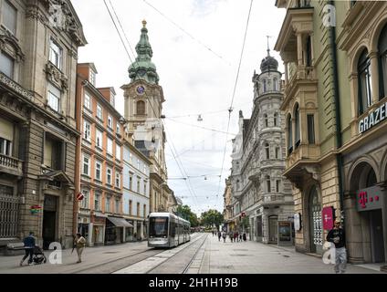 Graz, Austria. Agosto 2020. Alcuni giovani si incontrano in via Herrengasse nel centro della città Foto Stock