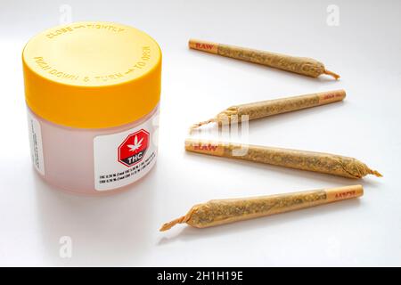 Calgary, Alberta, Canada. 19 agosto 2020. Un contenitore in plastica bianca e gialla Cannabis con sigarette, prerolls o giunti su uno sfondo bianco Foto Stock