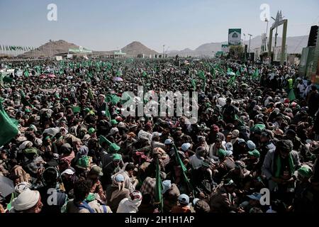 Sanaa, Yemen. 18 Ott 2021. I ribelli Houthi e i loro sostenitori partecipano a una celebrazione che segna l'anniversario della nascita del profeta dell'Islam Muhammad (Mawlid al-Nabi) a Sanaa. Credit: Hani al-ANSI/dpa/Alamy Live News Foto Stock