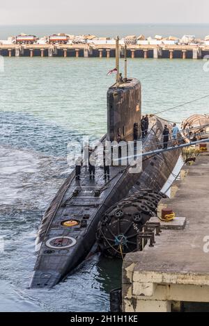 Mormugao, Goa, India - 23 novembre 2019: Sottomarino da attacco diesel della Marina indiana o sottomarino cacciatore-killer ormeggiato nel porto di Mormugao in Goa st Foto Stock