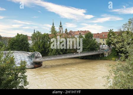 Graz, Austria. Agosto 2020. Una vista dell'isola nella struttura Mur sul fiume Foto Stock