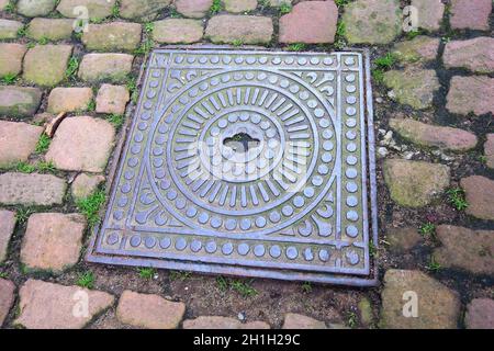 Miltenberg, Bayern / Germania - 13 07 2020: Copertura di tombino della città di Miltenberg Foto Stock