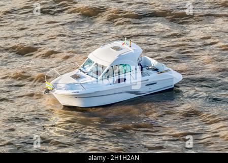 Funchal, Portogallo - 10 dicembre 2016: barca veloce nella baia di Funchal, l'isola di Madeira, Portogallo. Foto Stock