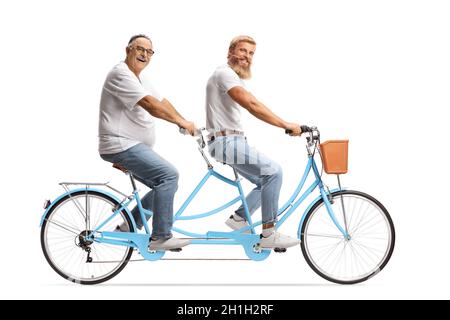 Uomo giovane e maturo che guida una bicicletta tandem isolata su sfondo bianco Foto Stock