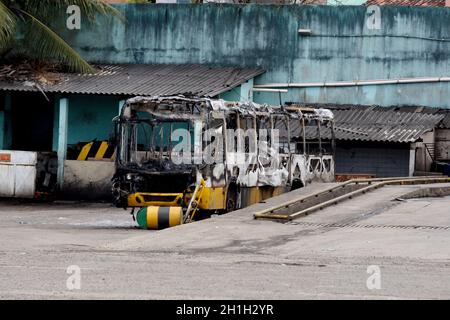 salvador, bahia / brasile - 30 agosto 2012: Relitto di autobus bruciato durante una manifestazione nella città di Salvador. Foto Stock