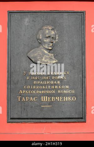 Kiev, Ucraina - 8 Aprile 2018: Bronzo lapide sulla facciata dell'Università di Kiev - 'In questo edificio di 1845-1847 ha lavorato come dipendente di t Foto Stock