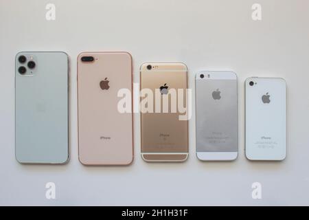 Calgary, Alberta, Canada. 22 agosto 2020. Vista posteriore di diverse fotocamere iPhone su sfondo bianco. Foto Stock