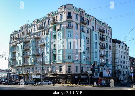 Kiev, Ucraina - 8 Aprile 2018: casa residenziale all'intersezione della strada Volodymyrska e Lev Tolstoj a Kiev, Ucraina.