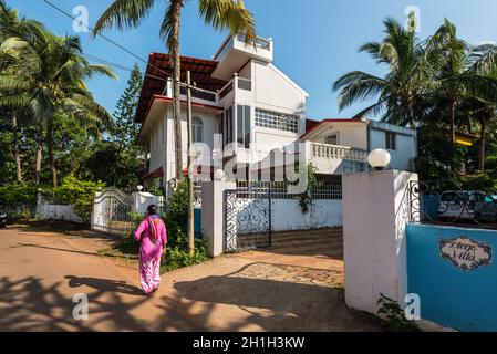 Candolim, Nord Goa, India - 23 novembre 2019: Vista sulla strada di Candolim in giornata di sole con tipico edificio residenziale o guest house a Candolim, NOR Foto Stock