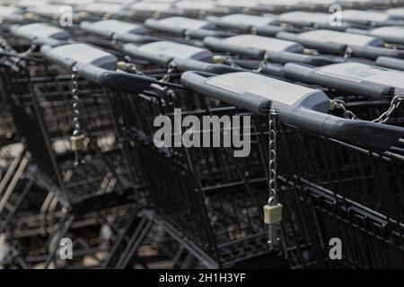 Primo piano dei carrelli per lo shopping in diverse file Foto Stock