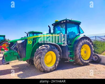 Kiev, Ucraina - 16 giugno 2020: Il potente trattore John Deer a Kiev, Ucraina il 16 giugno 2020 Foto Stock