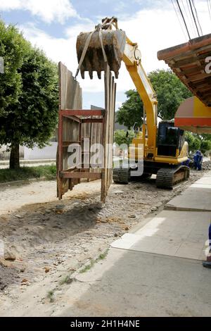 Eunapolis, bahia / brasile - 17 novembre 2010: La macchina retroescavatore lavora per la realizzazione di una rete fognaria su una strada nella città di Eunapolis, i Foto Stock