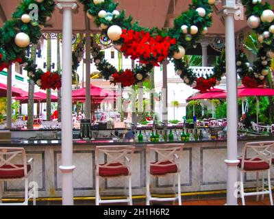 Singapore - 24 dicembre 2008: Le decorazioni natalizie al Raffles Hotel di Singapore il 24 dicembre 2008. Aperto nel 1899, prende il nome da Singap Foto Stock