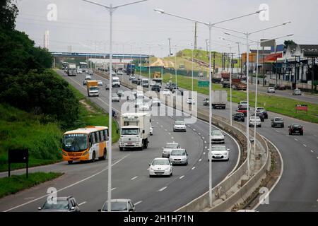 salvador, bahia / brasile - 24 dicembre 2014: Si vedono veicoli che viaggiano lungo la strada statale BR 324 nella città di Salvador. Foto Stock