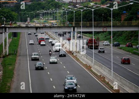 salvador, bahia / brasile - 24 dicembre 2014: Si vedono veicoli che viaggiano lungo la strada statale BR 324 nella città di Salvador. Foto Stock