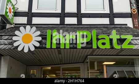 Waldecker Land, GERMANIA - 2019-07-16 IHR PLATZ Logo su una facciata in TERRENO WALDECKER. IHR PLATZ GmbH & Co. KG i.I. era una catena di farmacia nella base tedesca Foto Stock