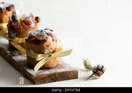 Mini panettone in un piatto bianco su sfondo bianco. Foto Stock