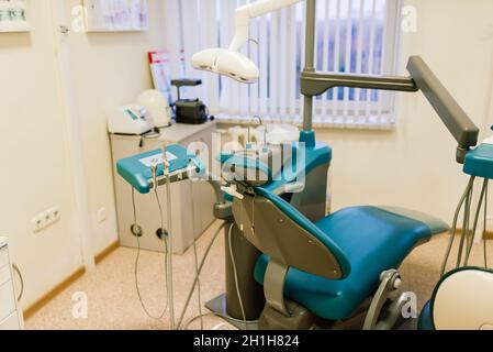 Progettazione di interni per ambulatori dentali con diversi strumenti e scatole da lavoro Foto Stock