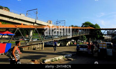 salvador, bahia / brasile - 5 dicembre 2013: Passaggio pedonale sul viale Mario Leal Ferreira nella città di Salvador. Foto Stock