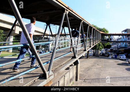 salvador, bahia / brasile - 5 dicembre 2013: Passaggio pedonale sul viale Mario Leal Ferreira nella città di Salvador. Foto Stock