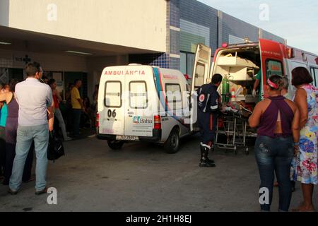 salvador, bahia / brasile - 28 novembre 2012: Le persone sono viste vicino ad un'ambulanza di Samu 192, vicino all'emergenza di Ospedale Roberto Santos nel c Foto Stock