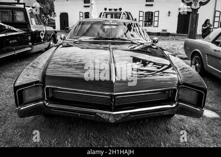 DIEDERSDORF, GERMANIA - 30 AGOSTO 2020: L'auto di lusso personale Buick Riviera, 1966. Bianco e nero. La mostra di 'US Car Classics'. Foto Stock