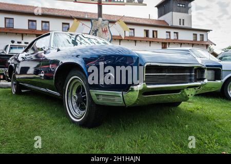 DIEDERSDORF, GERMANIA - 30 AGOSTO 2020: L'auto di lusso personale Buick Riviera, 1966. La mostra di 'US Car Classics'. Foto Stock