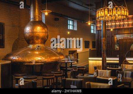 Bushmills, Irlanda del Nord, agosto 2019 Grande, fermentazione del rame iva in Bushmills whiskey bar come decorazione, distilleria centro visitatori e negozio Foto Stock