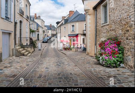 Vista sulla strada della città di Sable sur Sarthe, Francia Foto Stock