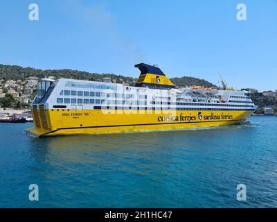 Nizza, Francia - 16 luglio 2020: Corsica Ferries - Sardegna Ferries Shuttle con passeggeri nel porto di Nizza, Mar Mediterraneo, Costa Azzurra, Franc Foto Stock