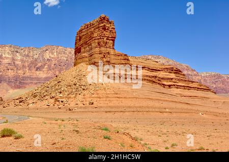 Una torre di roccia chiamata Cathedral Rock al Lee's Ferry nell'area ricreativa di Glen Canyon vicino al Vermilion Cliffs National Monument. Foto Stock