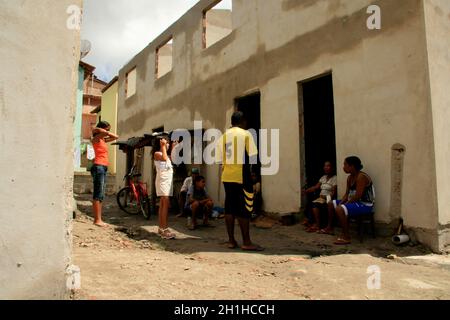 Eunapolis, bahia / brasile - 15 gennaio 2009: Le persone che sono membri dell'Associazione residenti senza un tetto sono viste durante l'invasione di casa Foto Stock