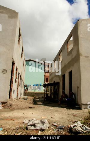 Eunapolis, bahia / brasile - 15 gennaio 2009: Le persone che sono membri dell'Associazione residenti senza un tetto sono viste durante l'invasione di casa Foto Stock