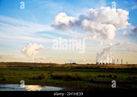 Le emissioni della torre di raffreddamento della centrale elettrica di Ferrybridge ed Eggborough formano grandi nuvole in un cielo blu Foto Stock