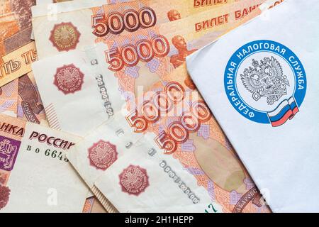 Anapa, Russia - 6 luglio 2020: Le cinque millesimi banconote russe recano una lettera del Servizio fiscale federale Foto Stock