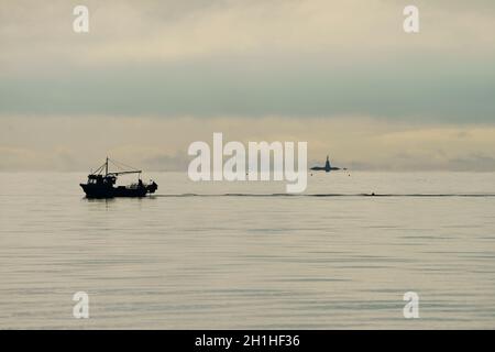 Nave da pesca commerciale con granchio che posa trappole in Haro Strait. Foto Stock