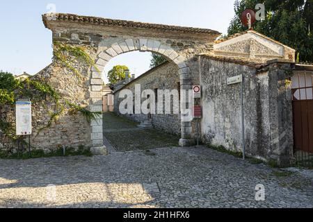 Strassoldo, Italia. 11 settembre 2020. Antica porta d'ingresso al borgo medievale rurale di Strassoldo, Italia Foto Stock