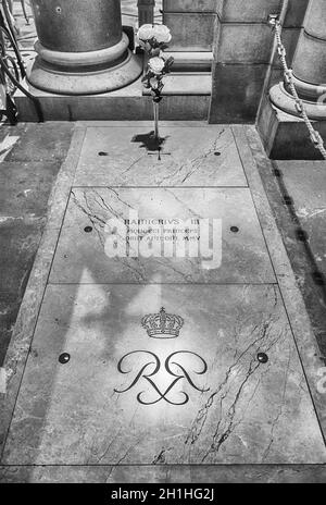 MONACO - 13 AGOSTO: Tomba del Principe Rainier III all'interno della Cattedrale di nostra Signora Immacolata, nota anche come Cattedrale di Monaco, simbolo della città di Monaco, aka Foto Stock