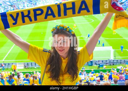 Lione, Francia - 16 giugno 2016: Il fan ucraino alla cerimonia di apertura prima della partita UEFA EURO 2016 di Ucraina contro N.Irlanda. Stade de Lyon, Lione, Fran Foto Stock