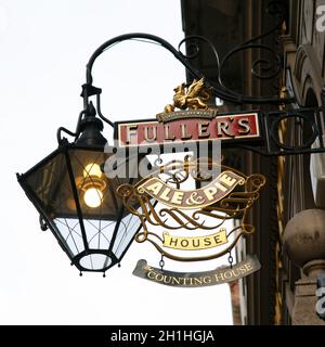 Londra, Regno Unito - 25 marzo 2012: Cartello inglese del pub, la casa pubblica, conosciuta come il pub, è punto focale della comunità. Pub business, ora circa 53,500 pub nel Regno Unito, ha Foto Stock