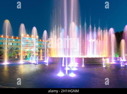 Anapa, Russia - 17 luglio 2020: Molti getti diretti verticalmente della fontana di fronte all'edificio amministrativo della città del resort Anapa Foto Stock