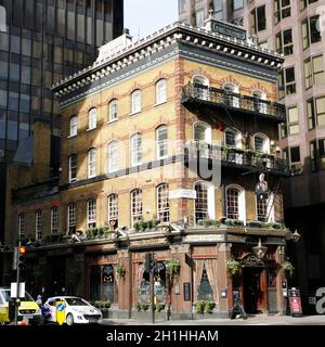 Londra, UK - 25 marzo 2012: Vista esterna del pub, per bere e socializzare, punto focale della comunità. Pub business, ora circa 53,500 pub in U Foto Stock