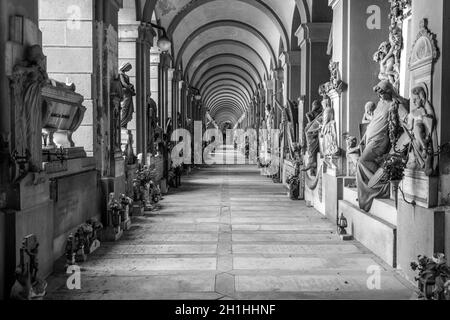 GENOVA, ITALIA - 2020 giugno: Corridoio con statue - inizio 1800 - in un cimitero cristiano-cattolico - Italia Foto Stock