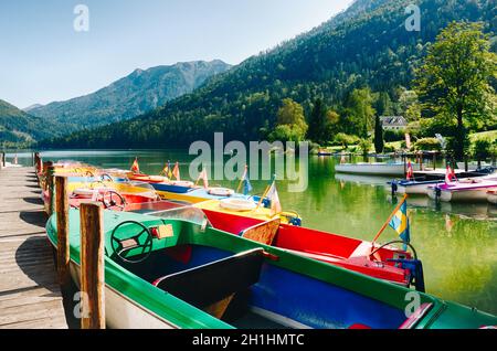 Noleggio barche elettriche colorate su un bellissimo lago idilliaco. Foto Stock