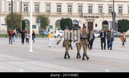 Varsavia, Polonia - 19 ottobre 2019: I soldati marciano alla Tomba del Milite Ignoto per aver cambiato la guardia Foto Stock