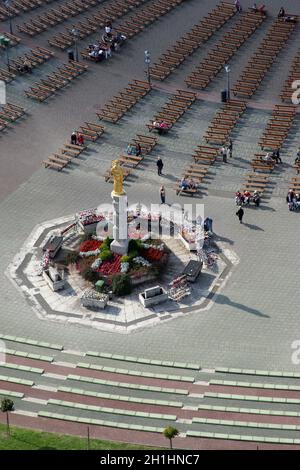 MARIJA BISTRICA, CROAZIA - SET 15: Candele di luce fedeli non identificate davanti alla statua della Vergine Maria nel santuario nazionale croato del Vir Foto Stock