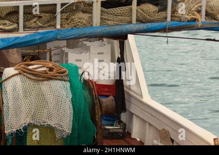 stern di una barca da pesca italiana con reti pronte per la pesca. Foto di alta qualità Foto Stock